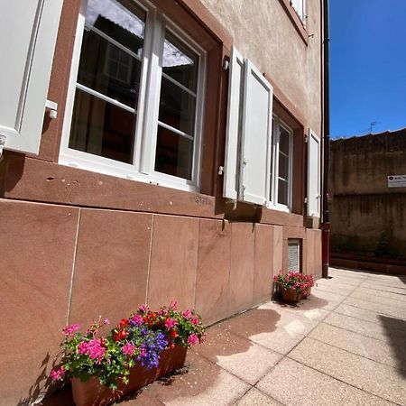 Logement De Charme Dans Un Monument Historique Date De 1544, Au Centre De Haguenau Exterior photo
