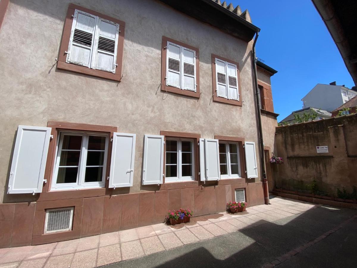 Logement De Charme Dans Un Monument Historique Date De 1544, Au Centre De Haguenau Exterior photo