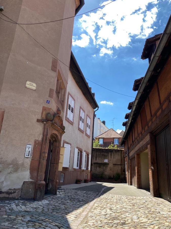 Logement De Charme Dans Un Monument Historique Date De 1544, Au Centre De Haguenau Exterior photo